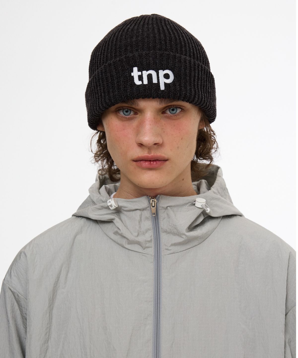 티엔피(TNP) T242AACUZZT58_TNP SIGN LOGO BEANIE - CHACOAL