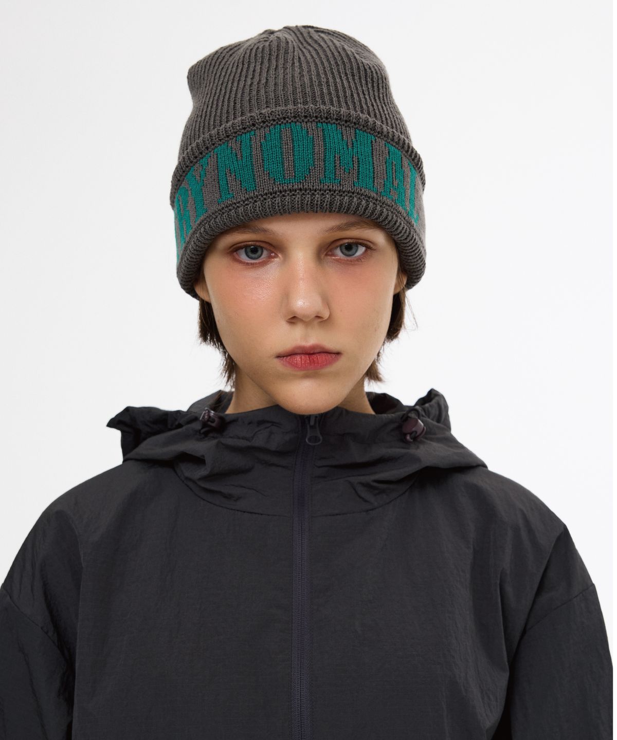 티엔피(TNP) T242AACUZZT64_TR1 SIGN BEANIE - GRAY