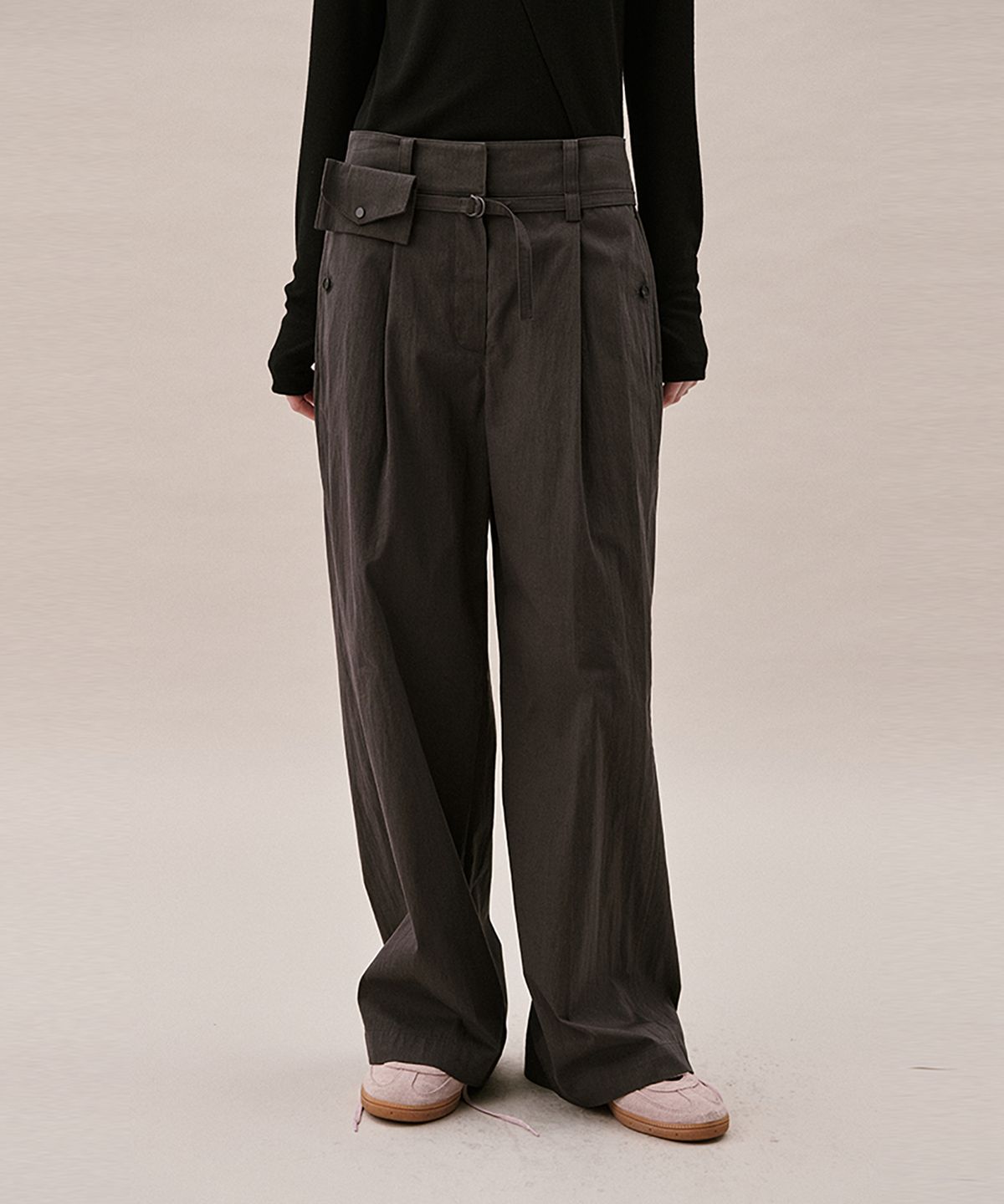아위(AHWE) BELT BAG PANTS_CHARCOAL