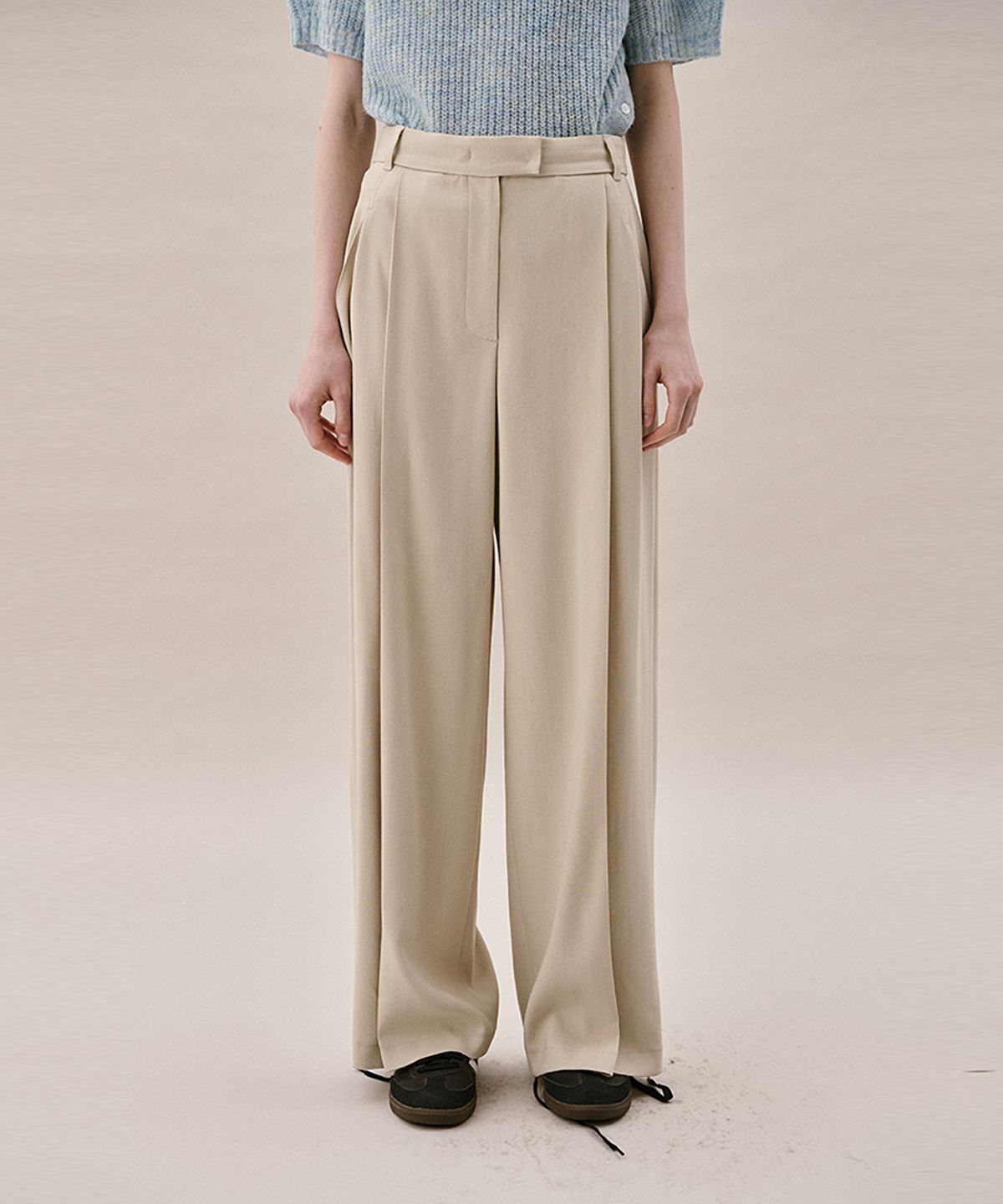 아위(AHWE) ITALIAN WOOL BLEND TUCKED PANTS_LIGHT BEIGE