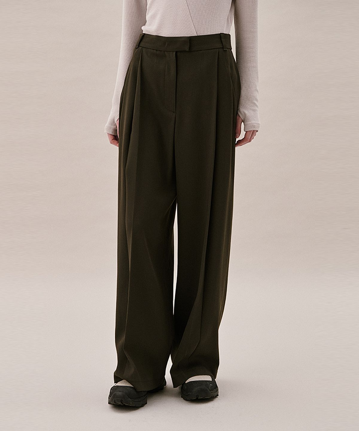 아위(AHWE) ITALIAN WOOL BLEND TUCKED PANTS_DARK KHAKI