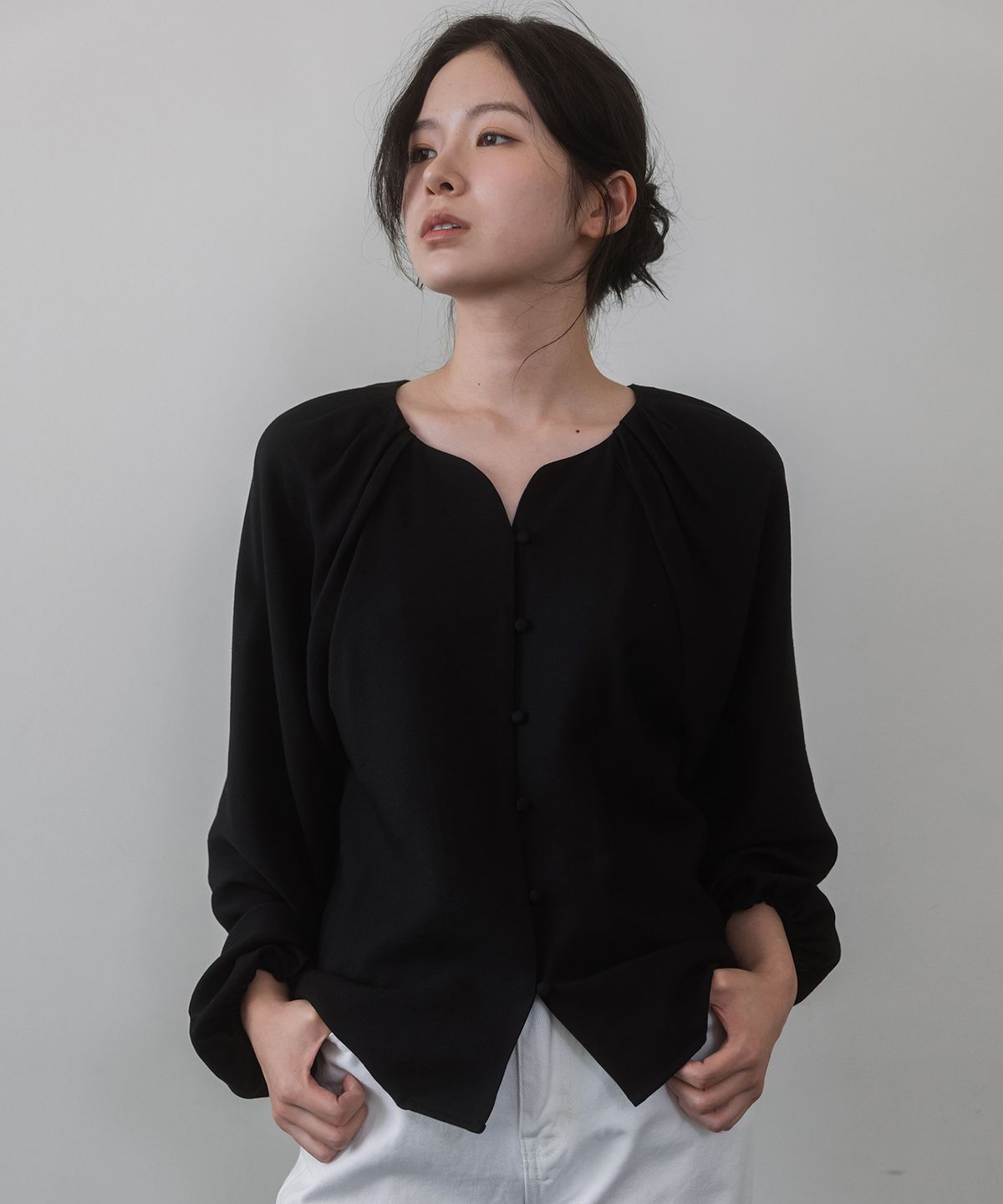 라미네즈(LAMINEZ) 래글런 셔링 블라우스 - 블랙
