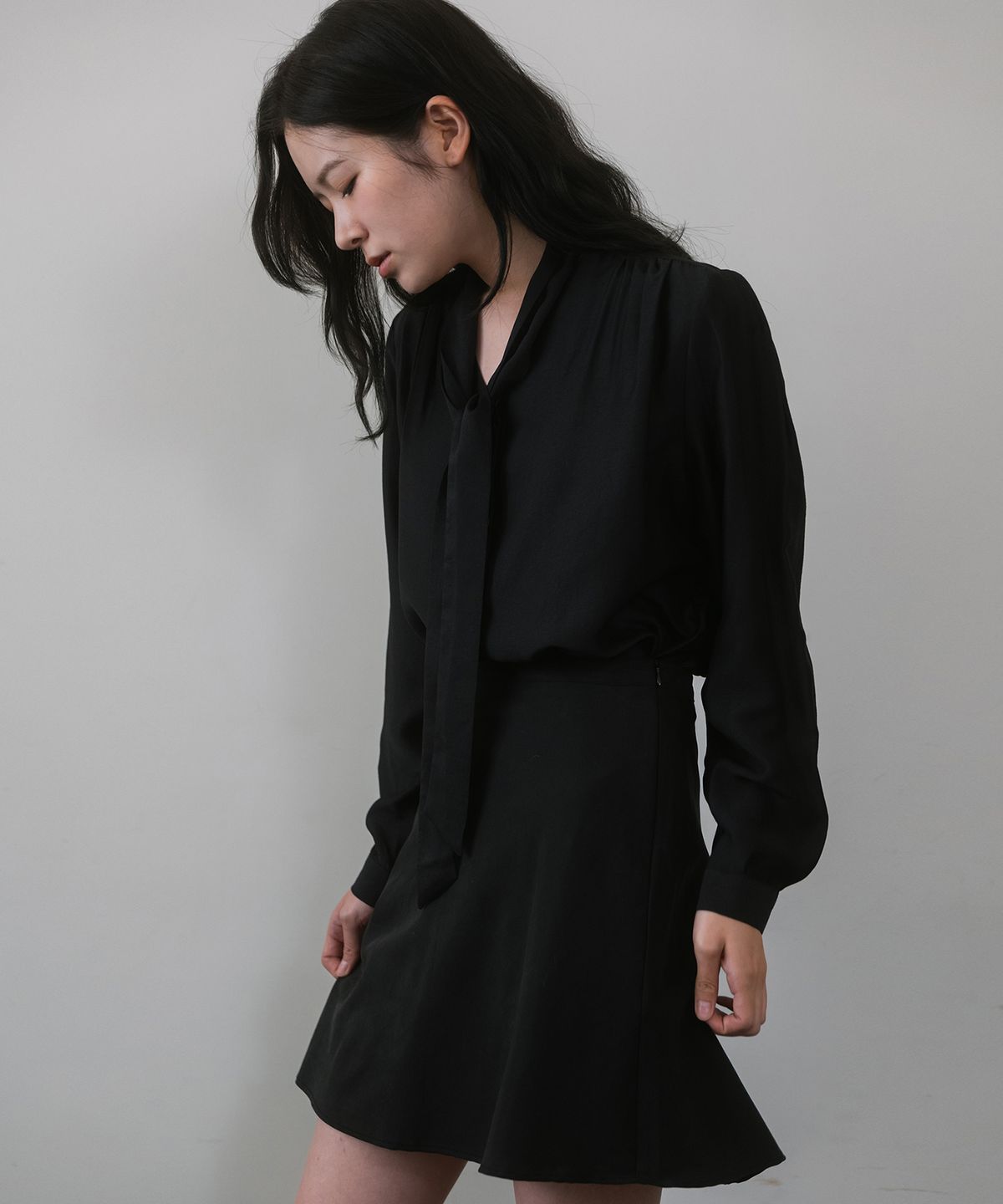 라미네즈(LAMINEZ) 실키 스트랩 블라우스 - 블랙