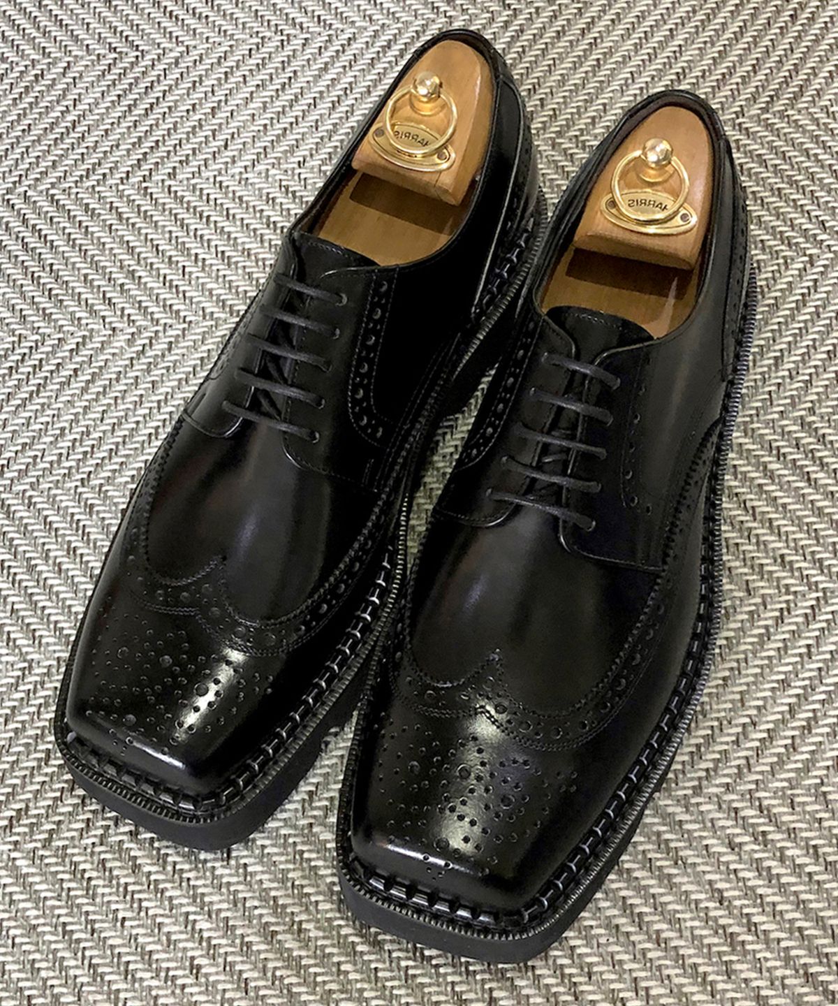 조앤슈(JOENSHOE) 토우컷 윙팁 옥스퍼드 워커 블랙