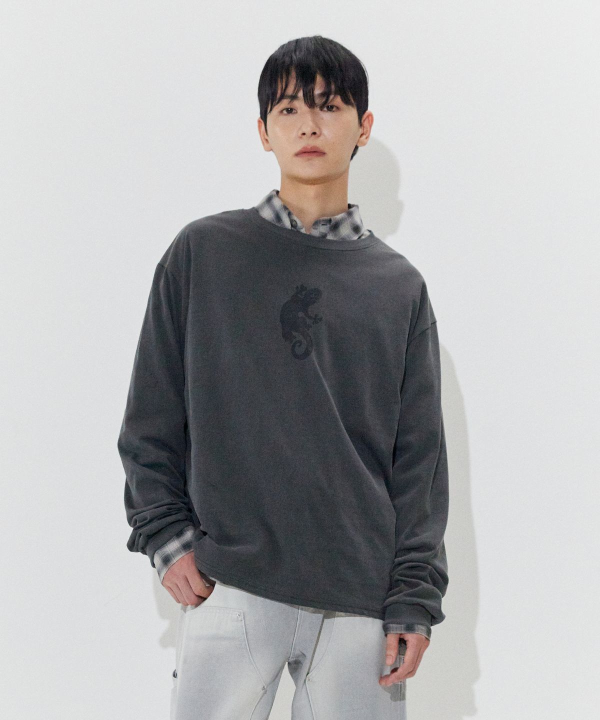 패러킷(PARAKEET) 리자드 피그먼트 롱슬리브 티 (챠콜 그레이)