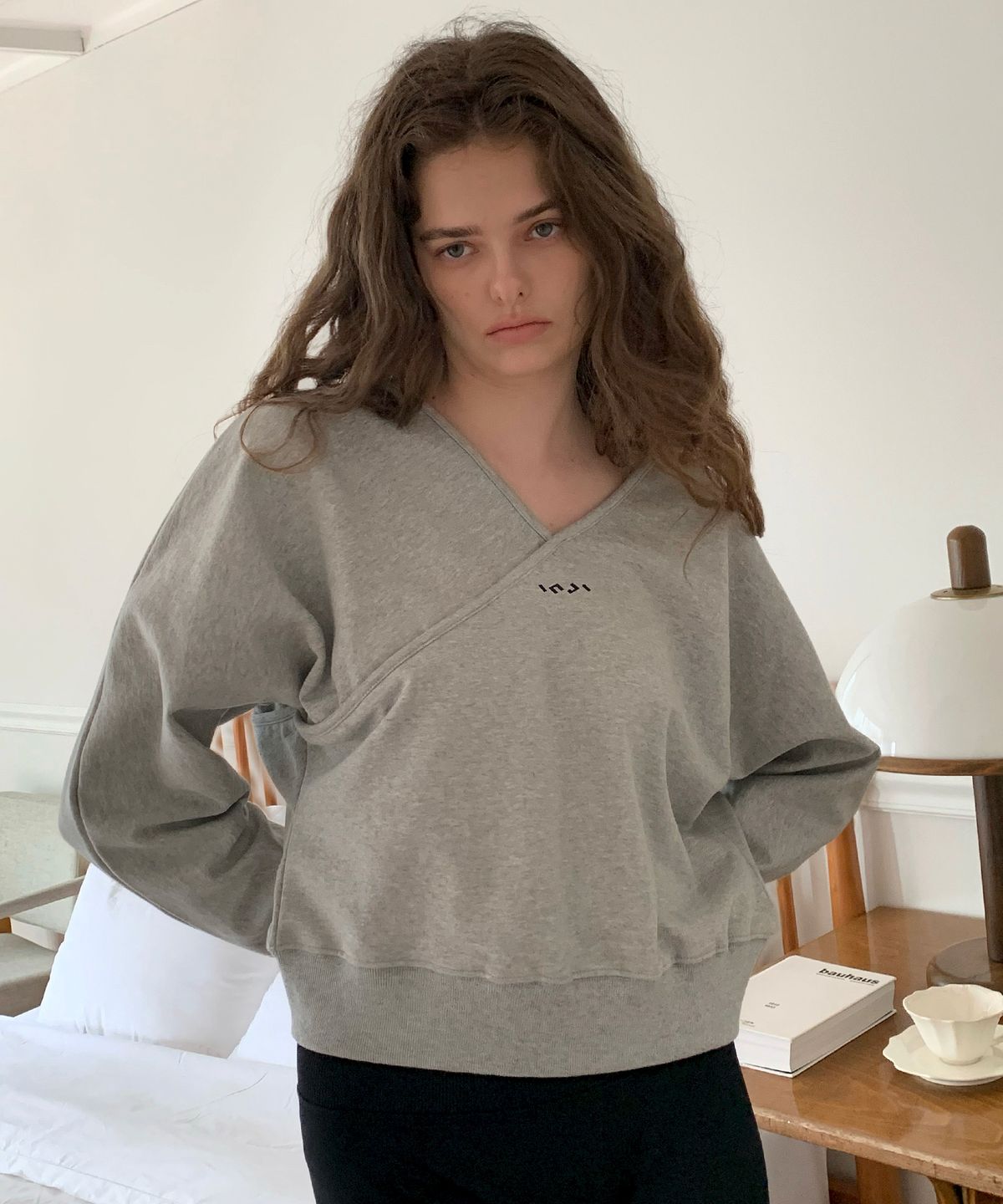 인지액티브(INJIACTIVE) Cross Y Neck SweatShirt 그레이