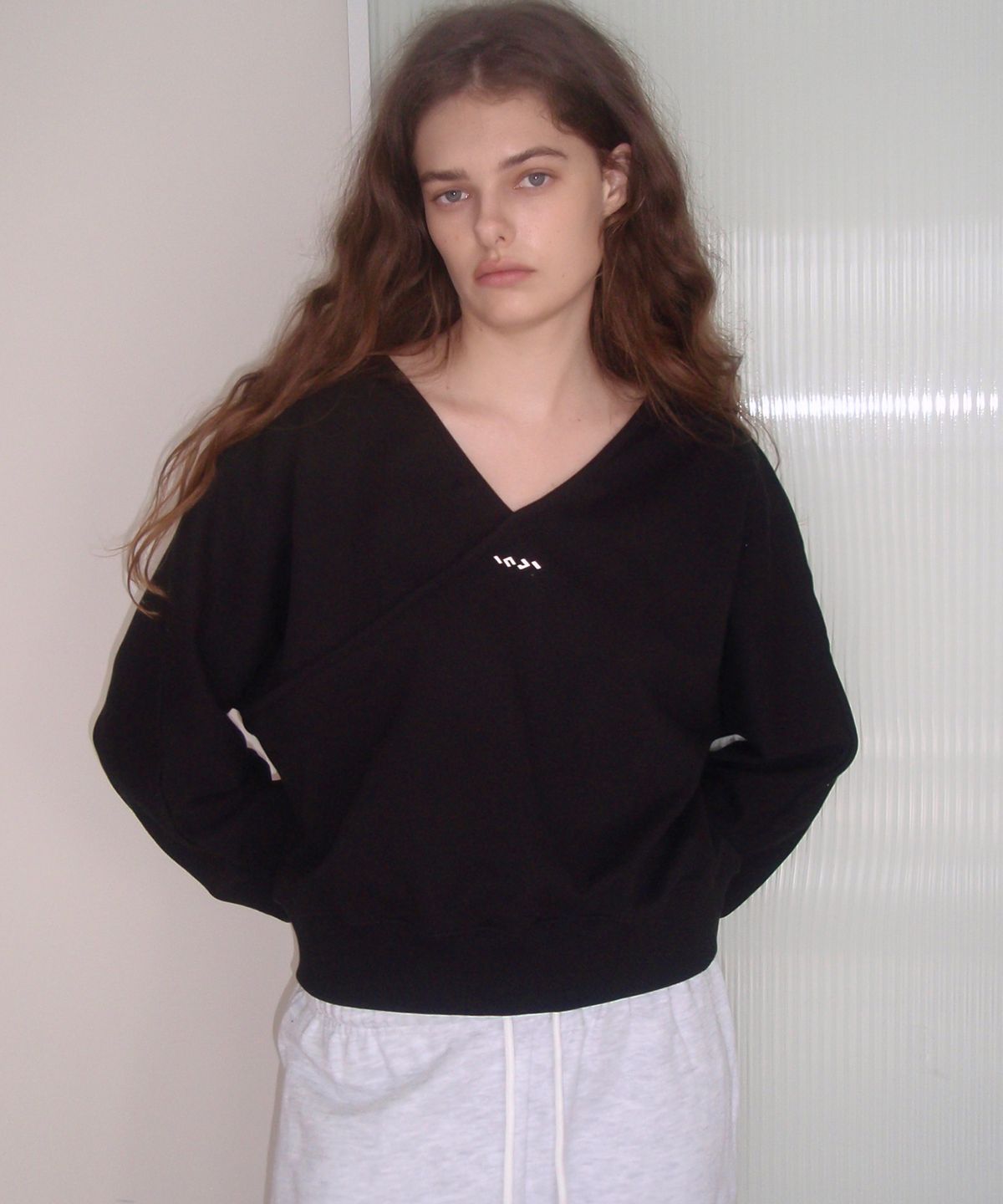인지액티브(INJIACTIVE) Cross Y Neck SweatShirt 블랙