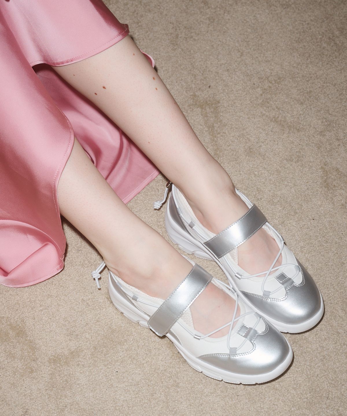 뜨홍(TTHONE) FREYA 스트랩 벨크로 스니커즈 4CM [Silver]