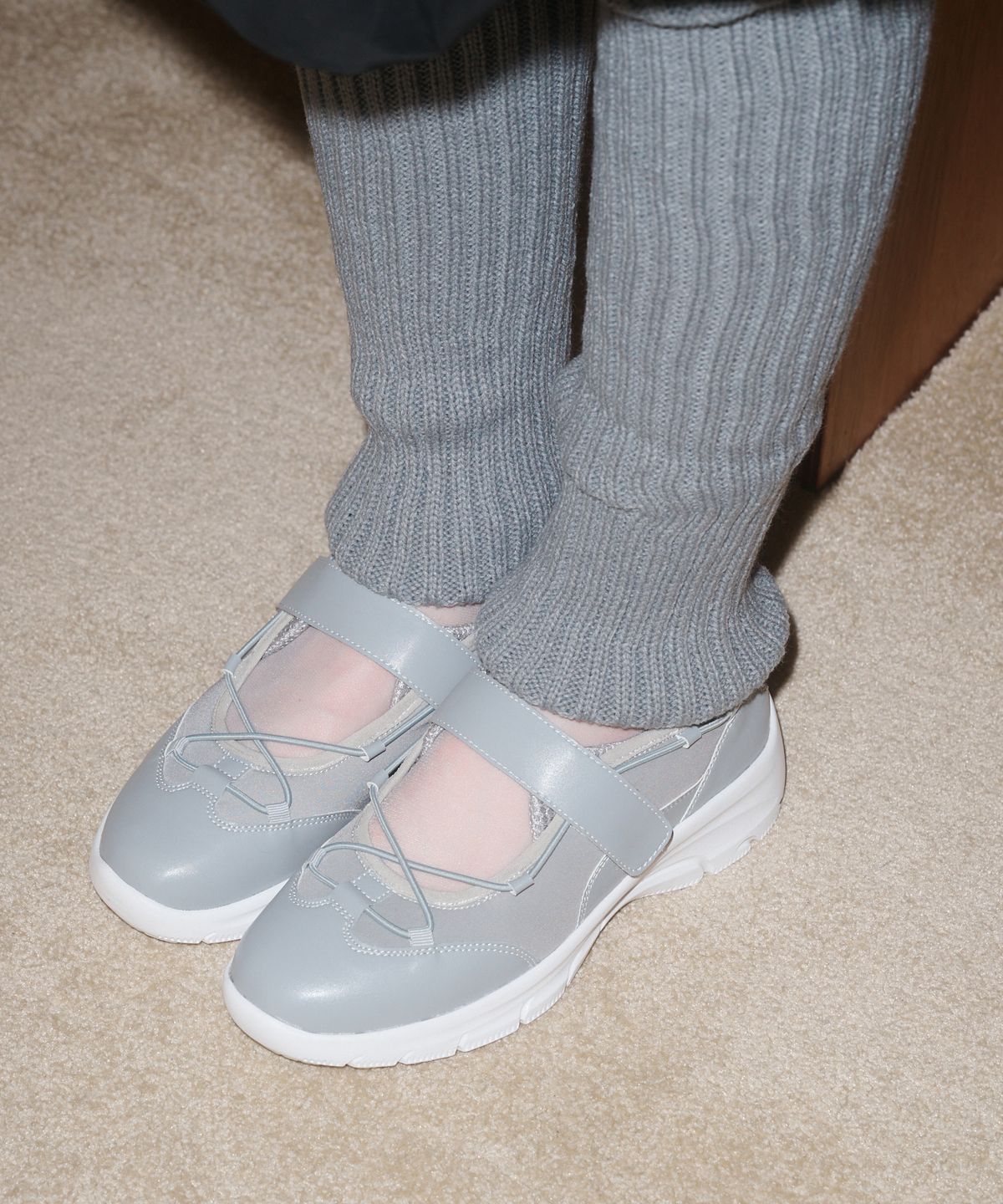 뜨홍(TTHONE) FREYA 스트랩 벨크로 스니커즈 4CM [Grey]