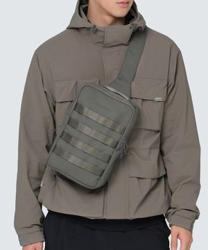 러프 스퀘어 슬링백 7L Dark Khaki (S24ZUFBG61)