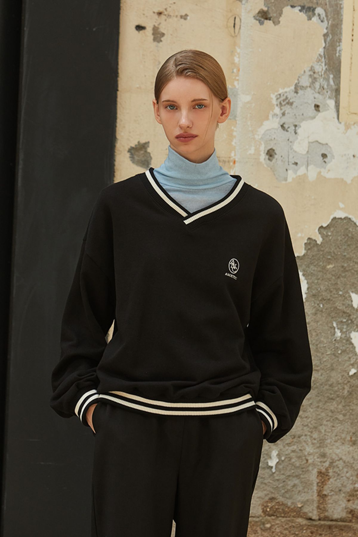 아노에틱(ANOETIC) V-NECK OVER FIT SWEATSHIRT_BLACK