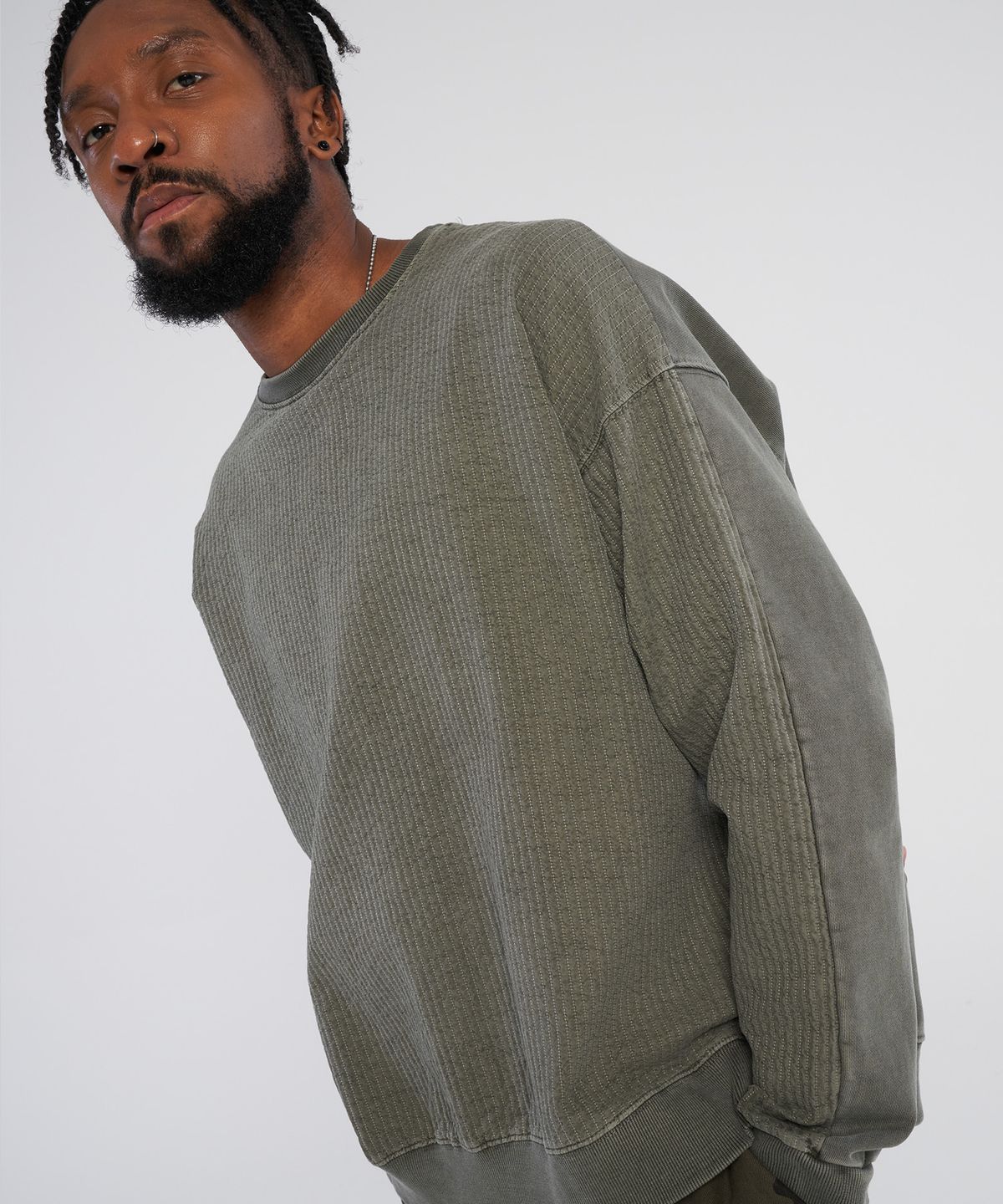 테네르(TENER) Front Panel Color Pigment Washing Sweatshirt_Dark Charcoal
