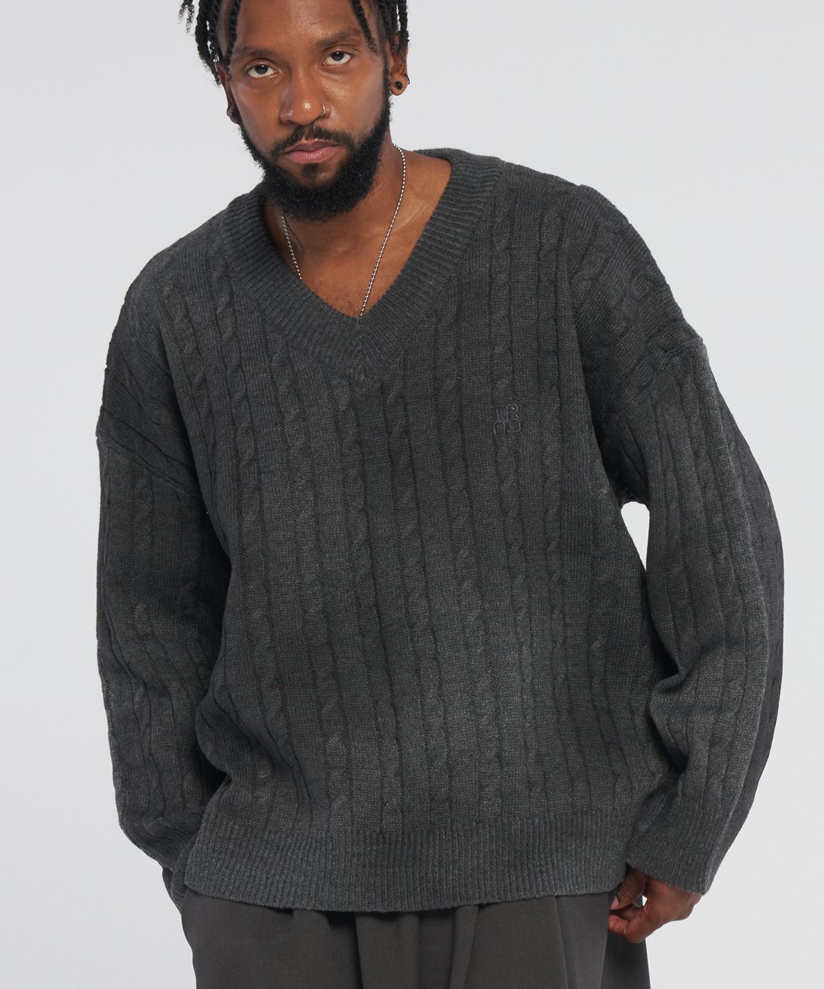테네르(TENER) Dirty Spray V-Neck Twisted Knitwear_Charcoal