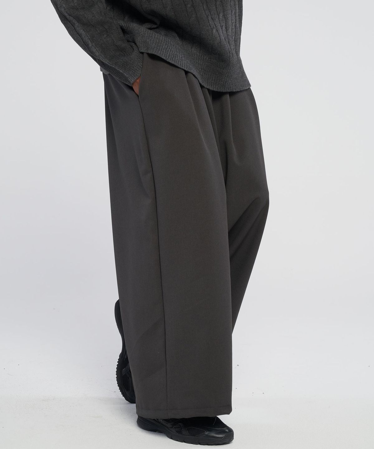 테네르(TENER) TR Baggy Wide Pants_ Charcoal