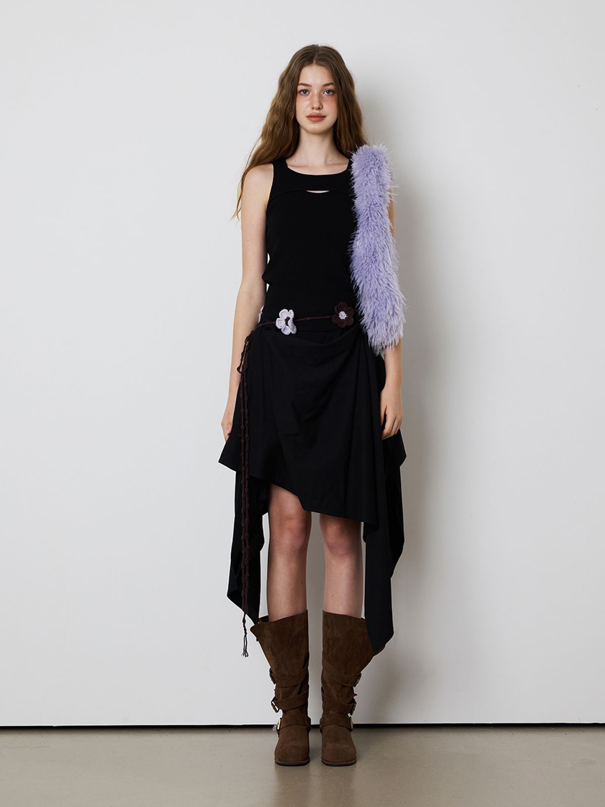 민더리(MEENDERI) CURVE CUTTING SLEEVELESS TOP - BLACK