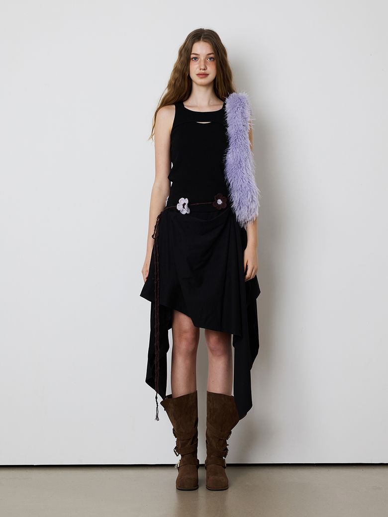 CURVE CUTTING SLEEVELESS TOP - BLACK