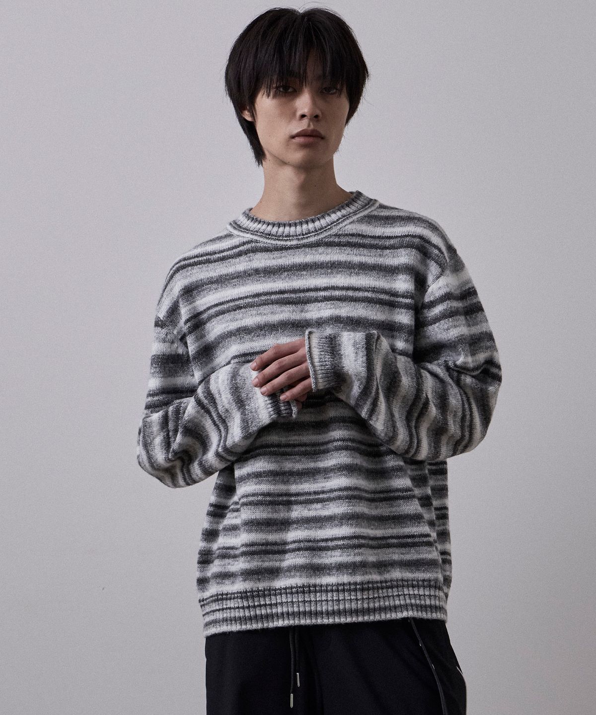 르아브(LEARVE) 그라데이션 스택스 맥시 크루넥 니트 그레이