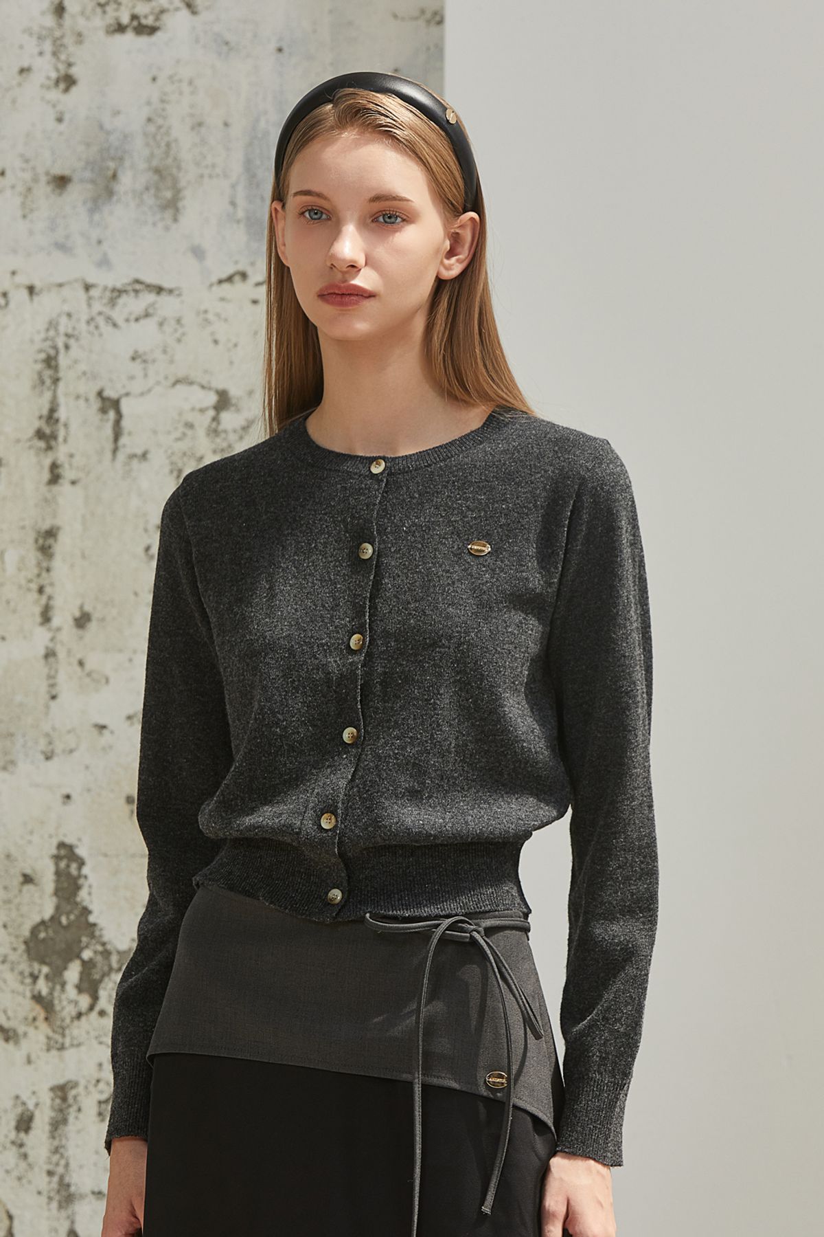 아노에틱(ANOETIC) SOLID ROUND CARDIGAN_CHARCOAL