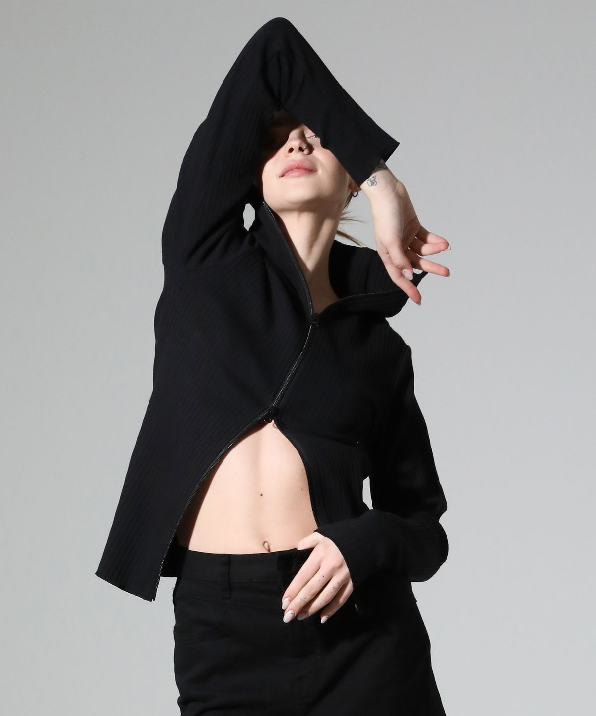 림닉(REEMNIK) 하이넥 투 웨이 집업 리브드 니트 탑 [Black]