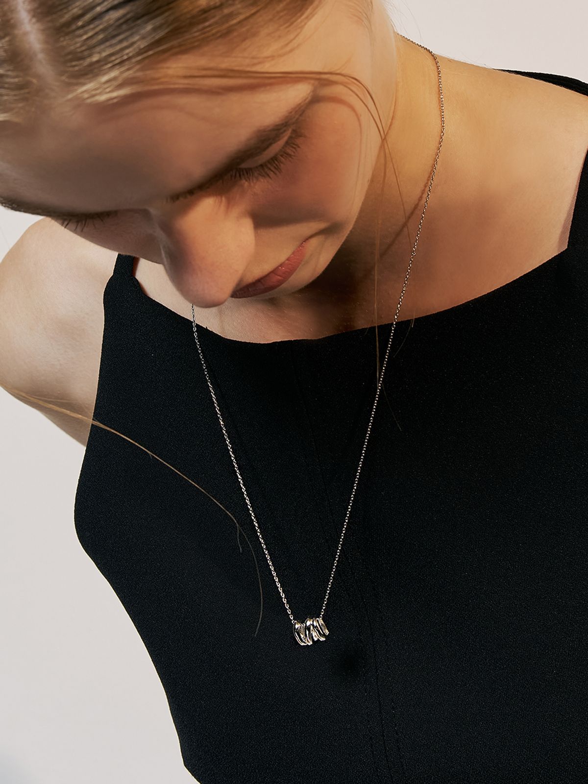 헤이(HEI) bold lilies pendant necklace