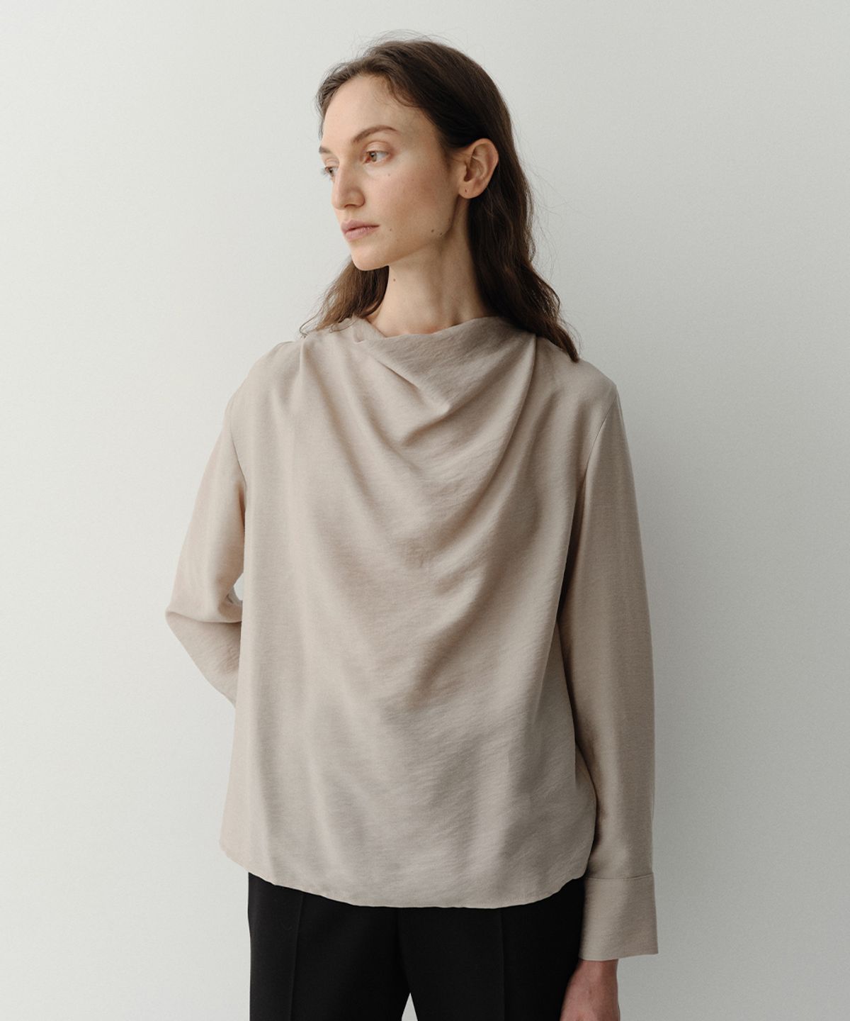 이아(EAAH) MEG COWL NECK BLOUSE (BEIGE)