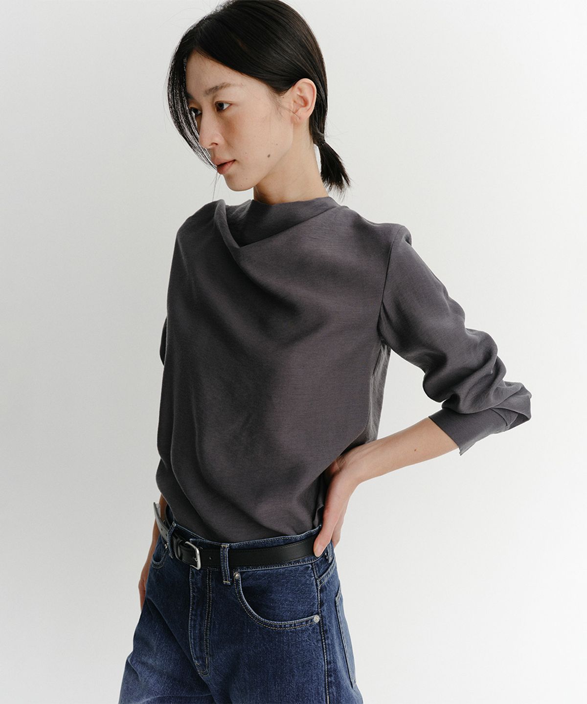 이아(EAAH) MEG COWL NECK BLOUSE (CHARCOAL)
