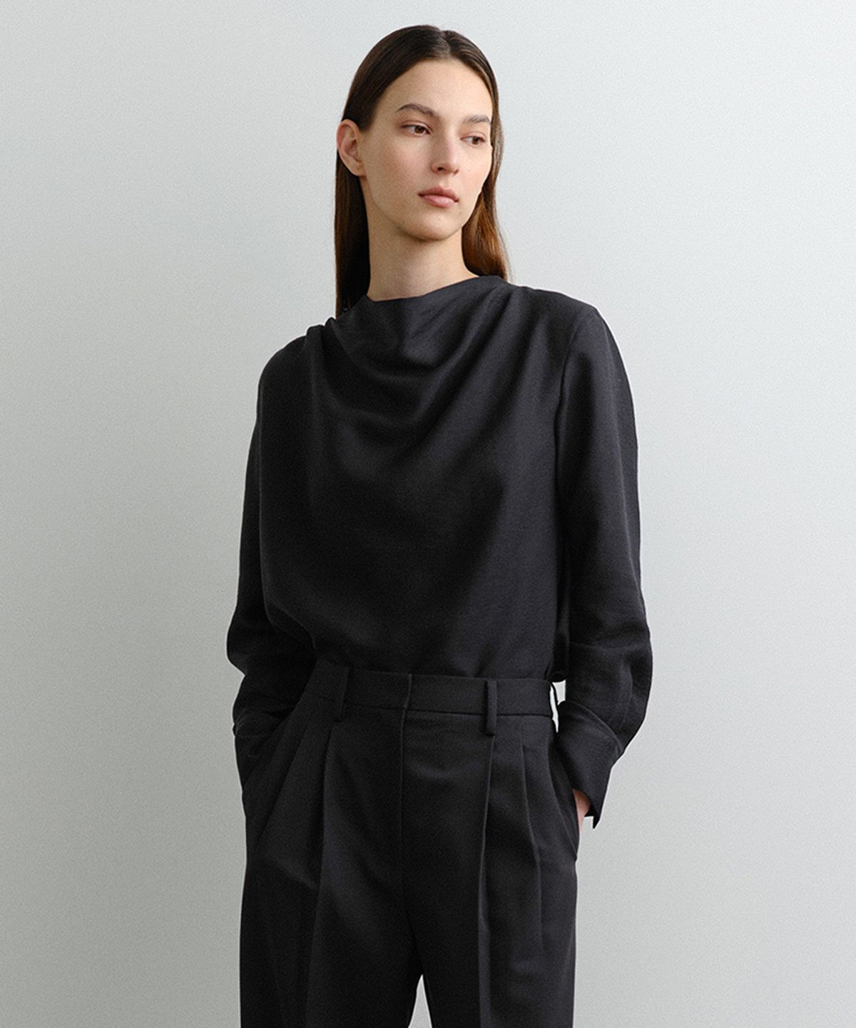 이아(EAAH) MEG COWL NECK BLOUSE (BLACK)
