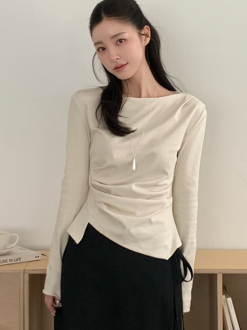 Alumu.  2way waist tuck blouse ブラウス 2way 洗える ｜ ウエストタックデザインブラウス ｜ 半袖 Vネック