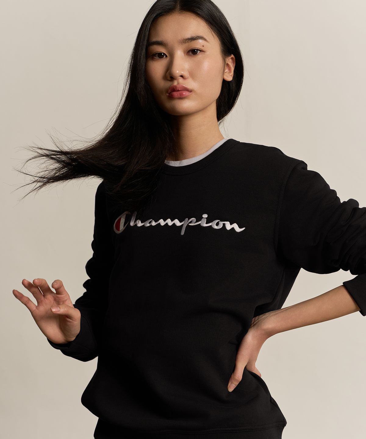 챔피온(CHAMPION) 빅 스크립트 로고 크루넥 스웨트셔츠 Black