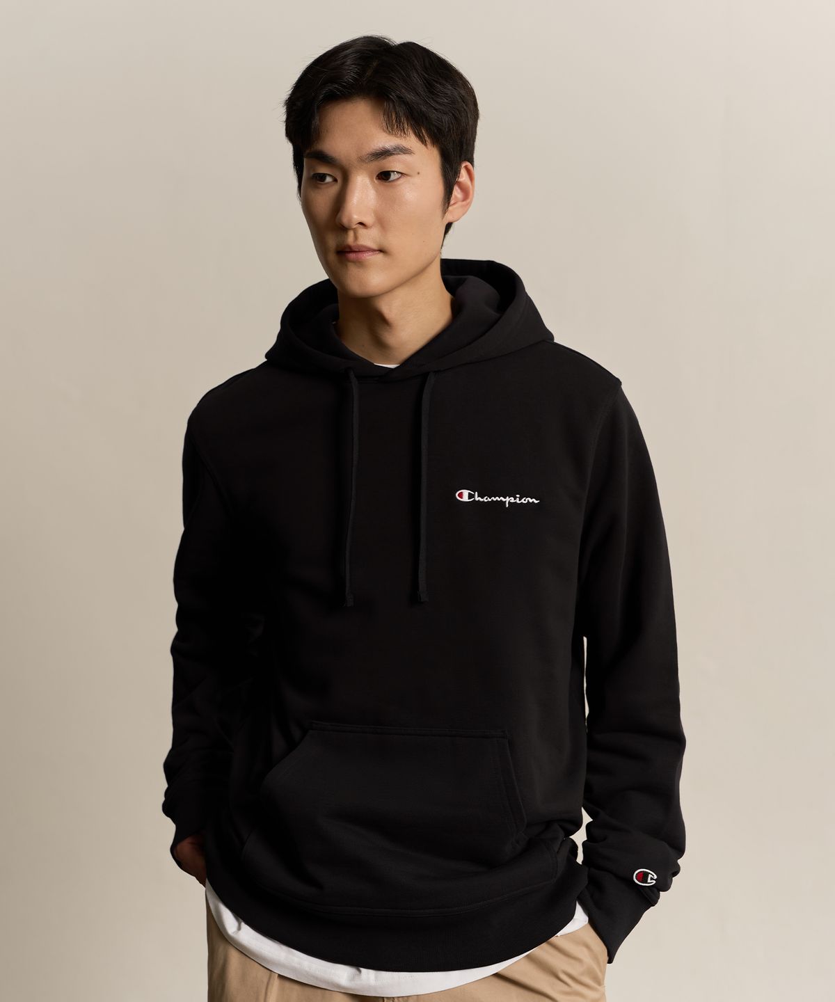 챔피온(CHAMPION) 스몰 스크립트 로고 후드 티셔츠 Black