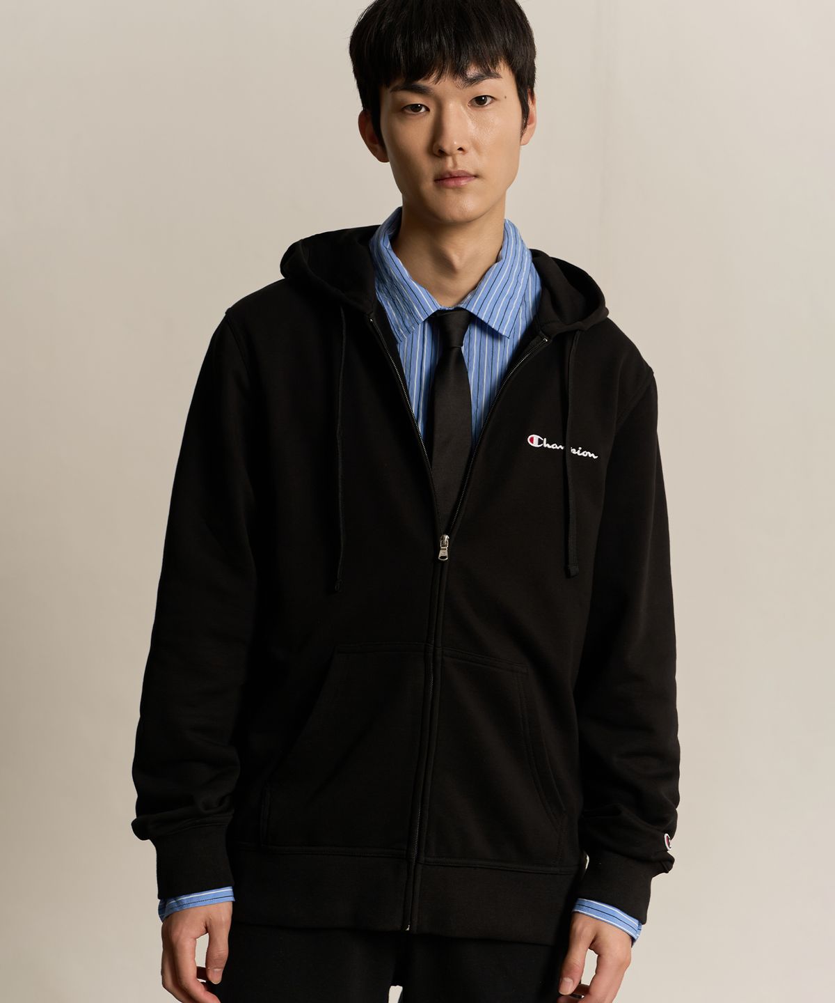 챔피온(CHAMPION) 스몰 스크립트 로고 후드 집업 Black