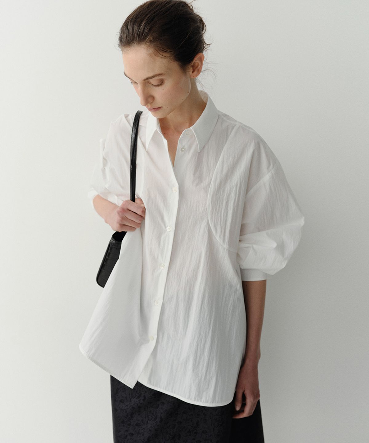 이아(EAAH) CURVED SHIRT (WHITE)