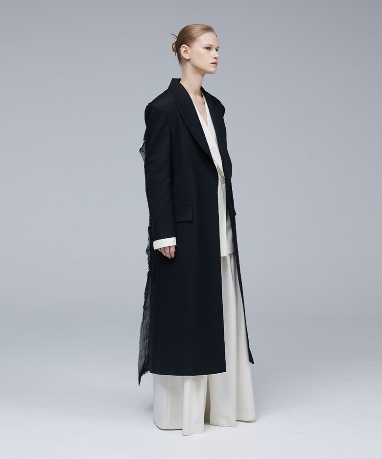 Open-type back doodle detail coat
