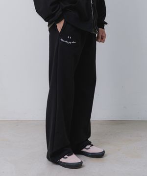 스마일 자수 로고 세미와이드 스웨트 팬츠 BK9985_블랙