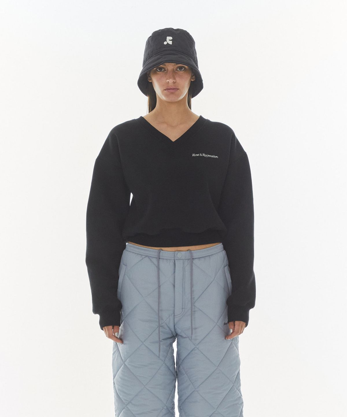레스트앤레크레이션(REST&RECREATION) V-NECK CROPPED SWEATSHIRT_BLACK