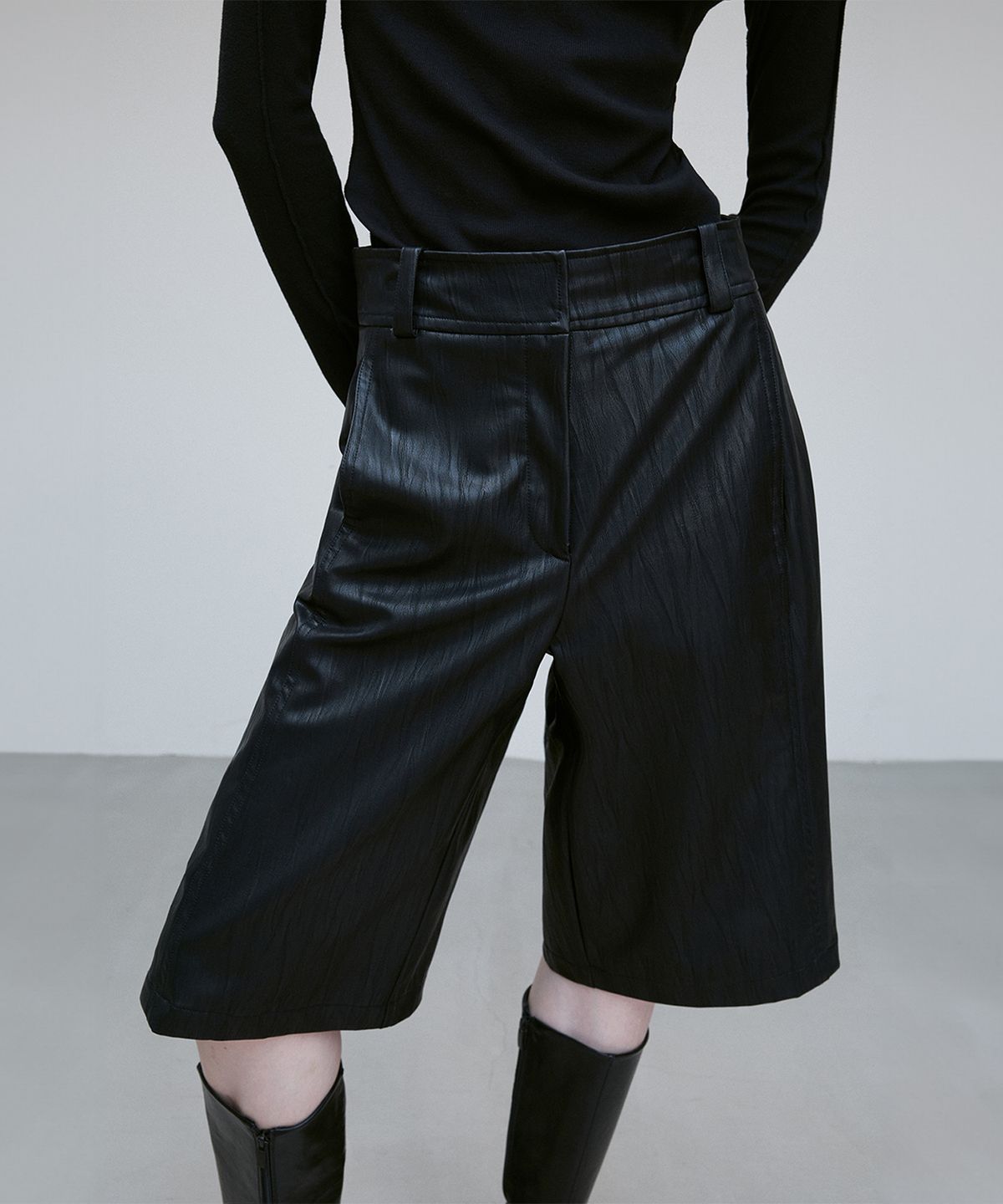 리이(RE RHEE) CRACKED-EFFECT VEGAN LEATHER SHORTS