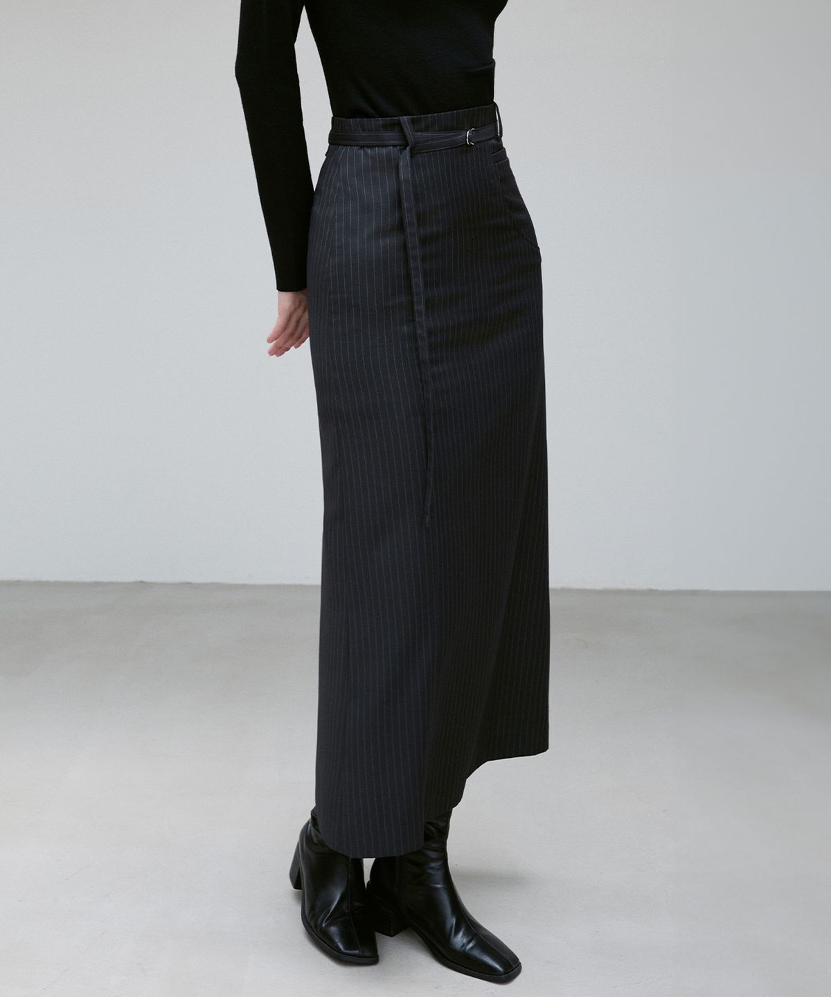 리이(RE RHEE) STRIPED BACK-SLIT STRAIGHT SKIRT