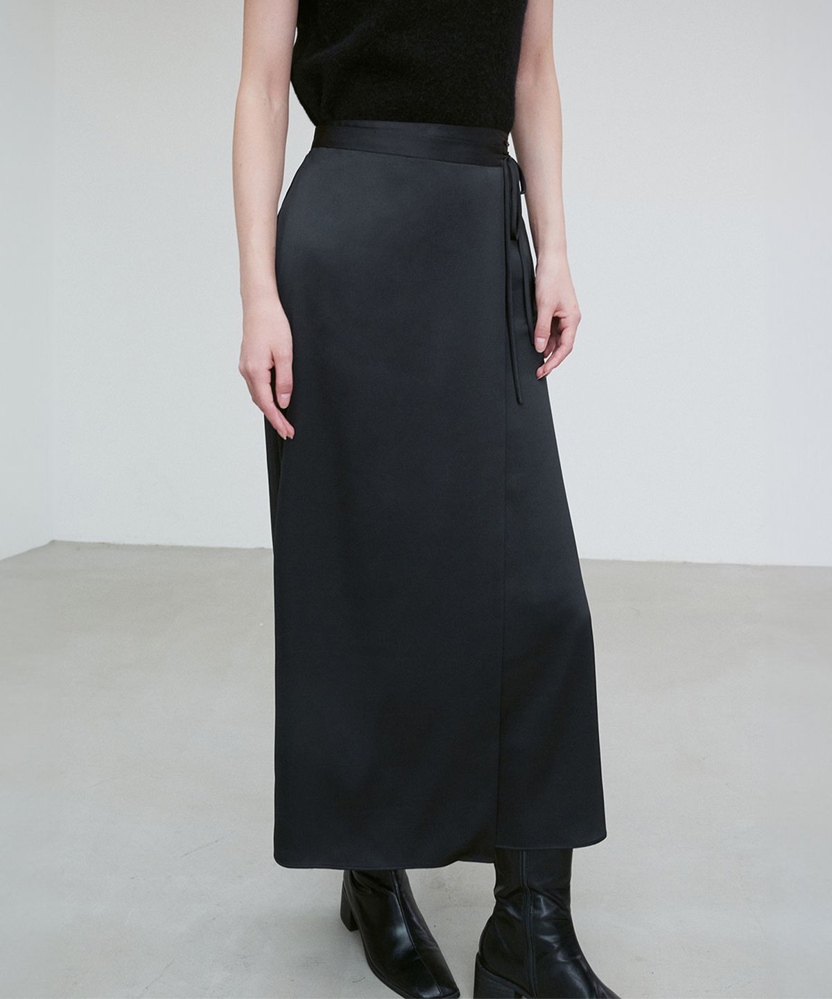 리이(RE RHEE) SILKY WRAP MIDI SKIRT