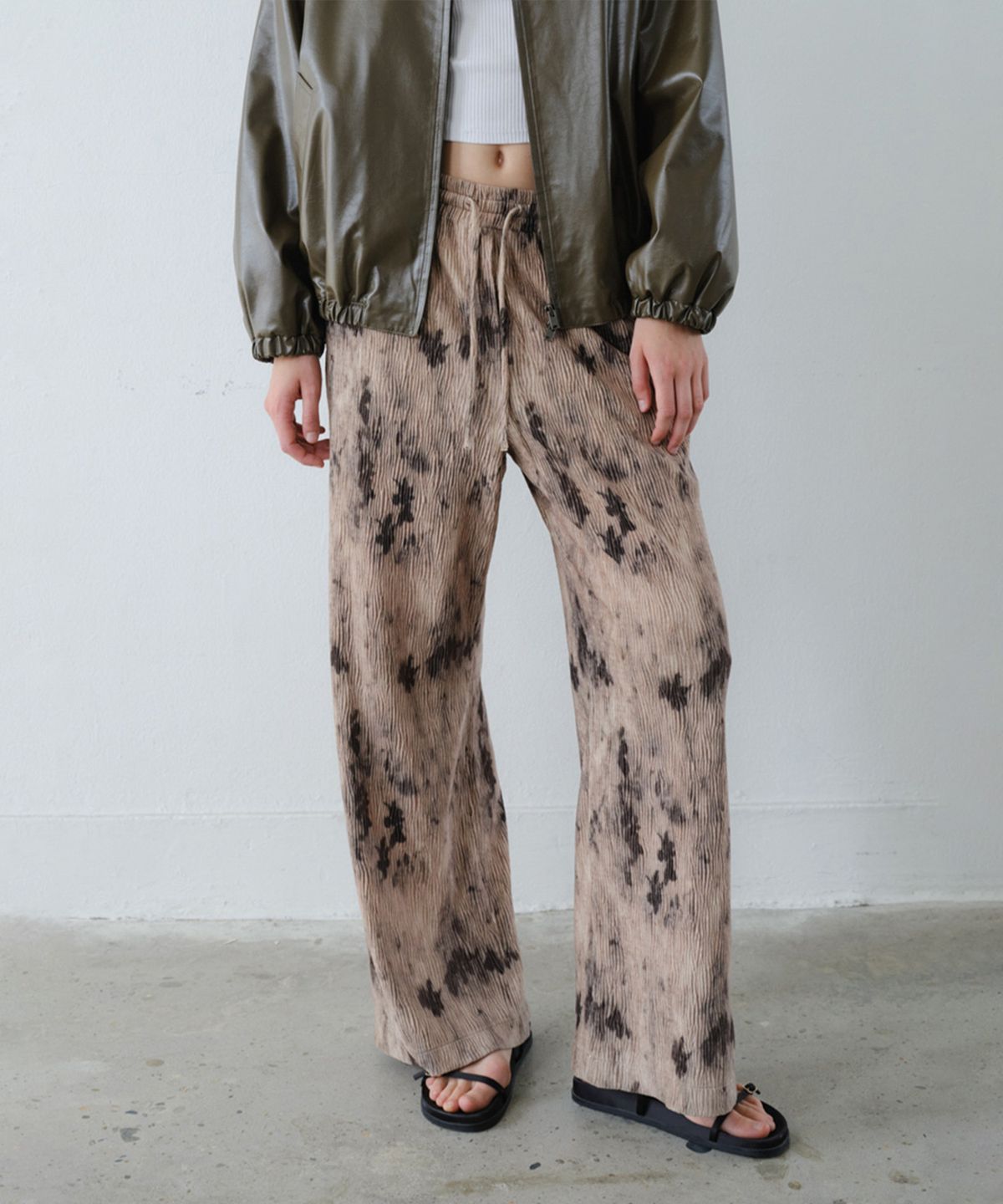 엔오르(EN OR) SMUDGE VELOUR BANDING PANTS - BEIGE