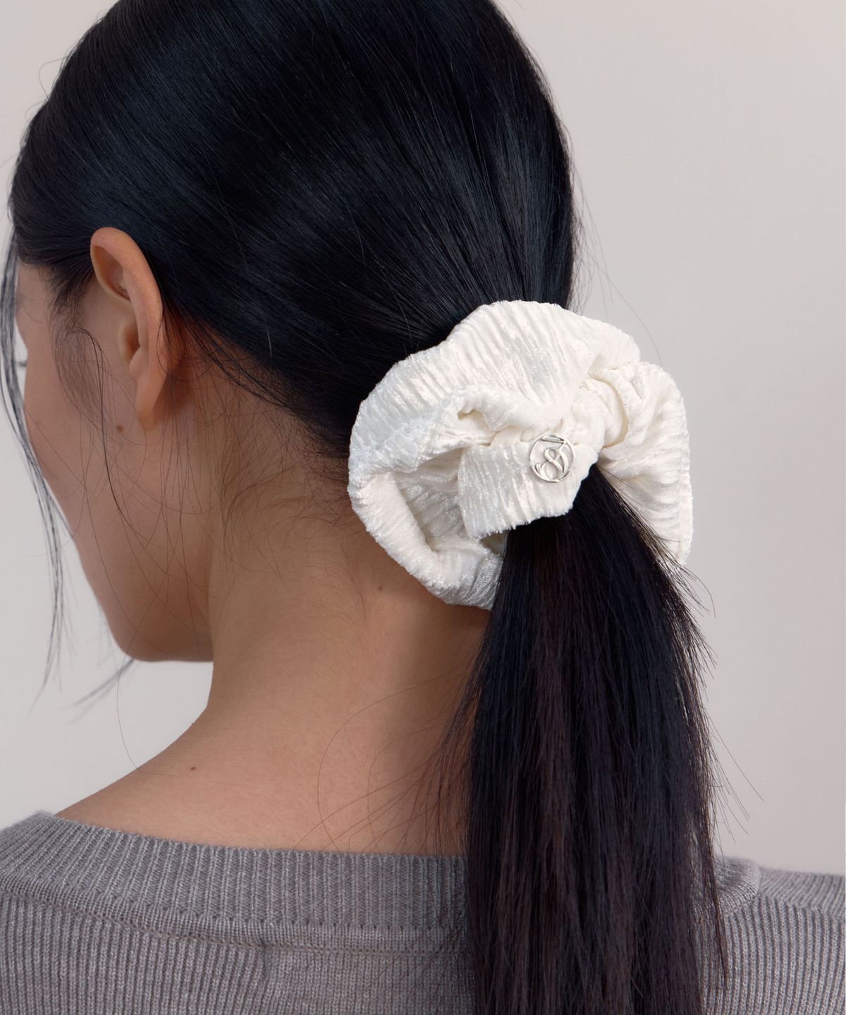 38컴온커먼(38COMEONCOMMON) Wrinkle Velvet Scrunchie (White)