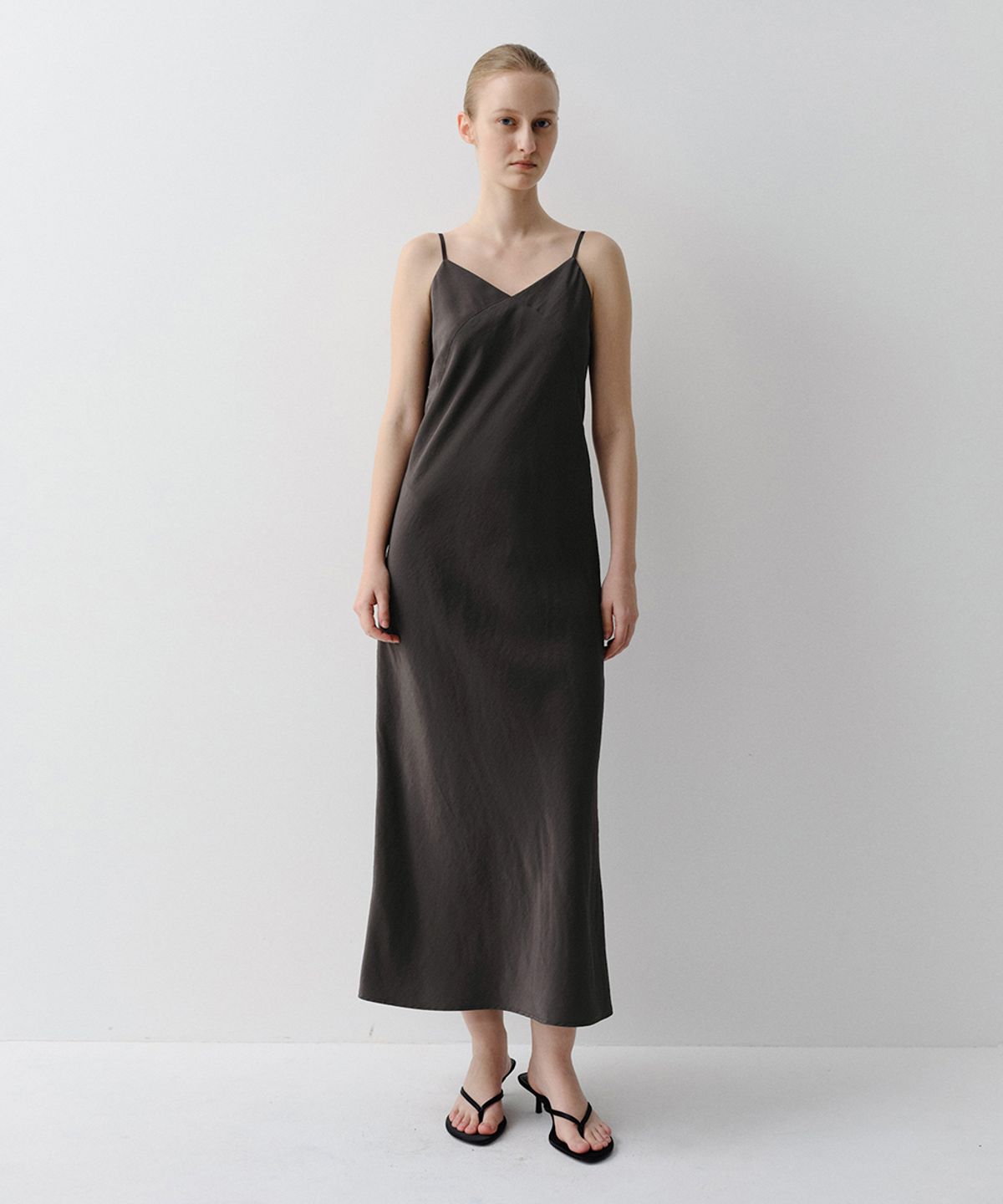 이아(EAAH) RAYON STRAP DRESS (CHARCOAL)