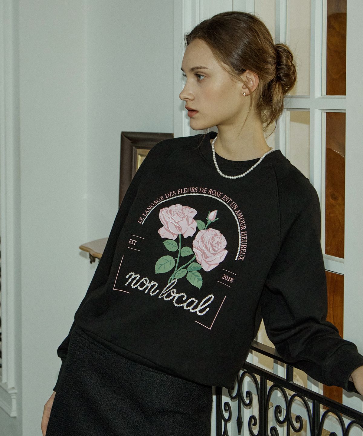 논로컬(NONLOCAL) Rose Pearl Print Sweatshirt - Black