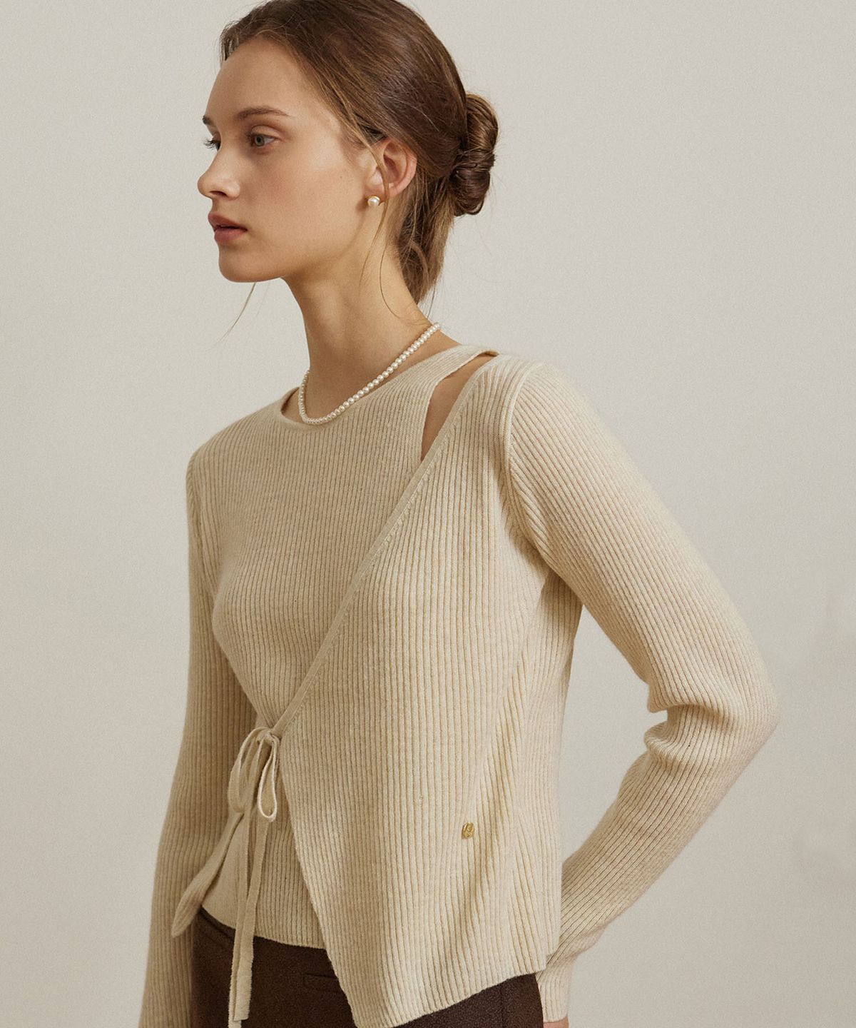 논로컬(NONLOCAL) Cut Out Diagonal Wrap Knit - Beige