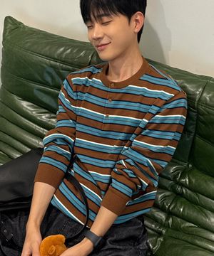 멀티 스트라이프 헨리넥 니트_BROWN