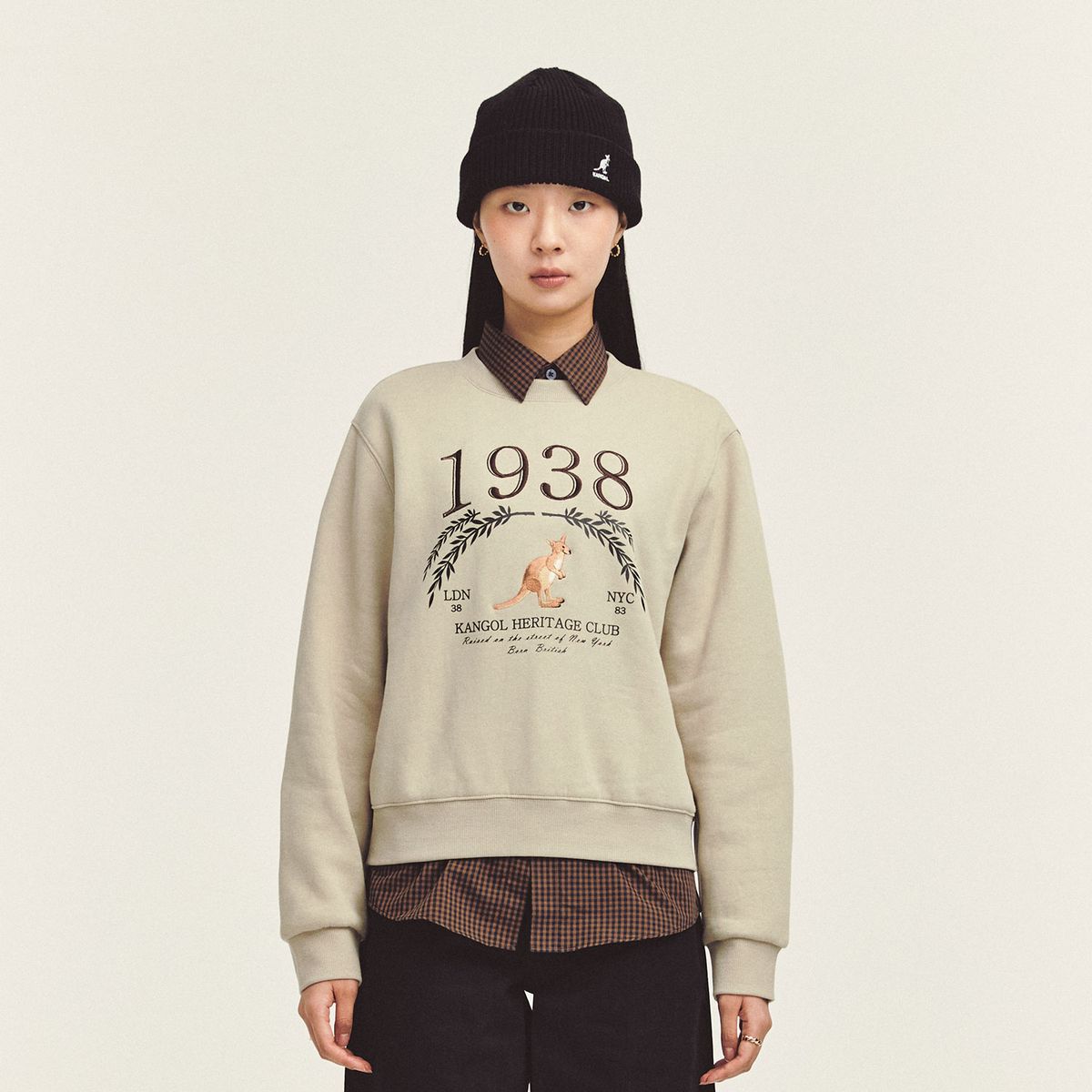 캉골(KANGOL) 우먼스 플리스 라우렐 스웨트 1770 베이지