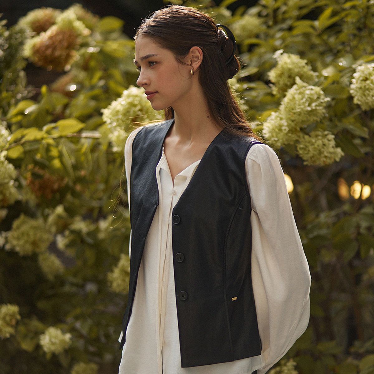 어다울(ADAUL) Two pintuck hidden button leather vest - black