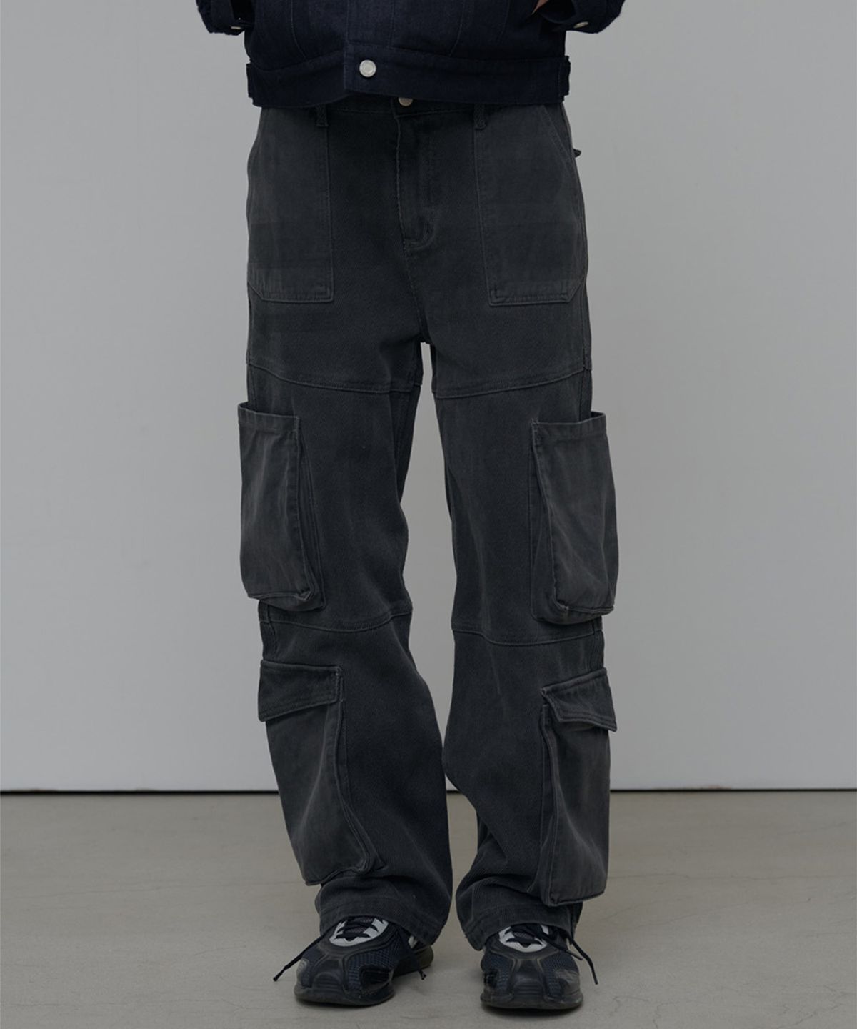애니타임로릭(ANYTIME LOREAK) CAMELLIA BIG CARGO PANTS-CHARCOAL