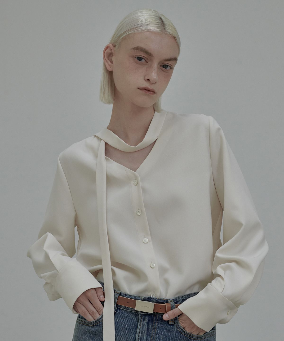 마우솔레움(MAU SOLEUM) Daniel Tie Blouse - Ivory