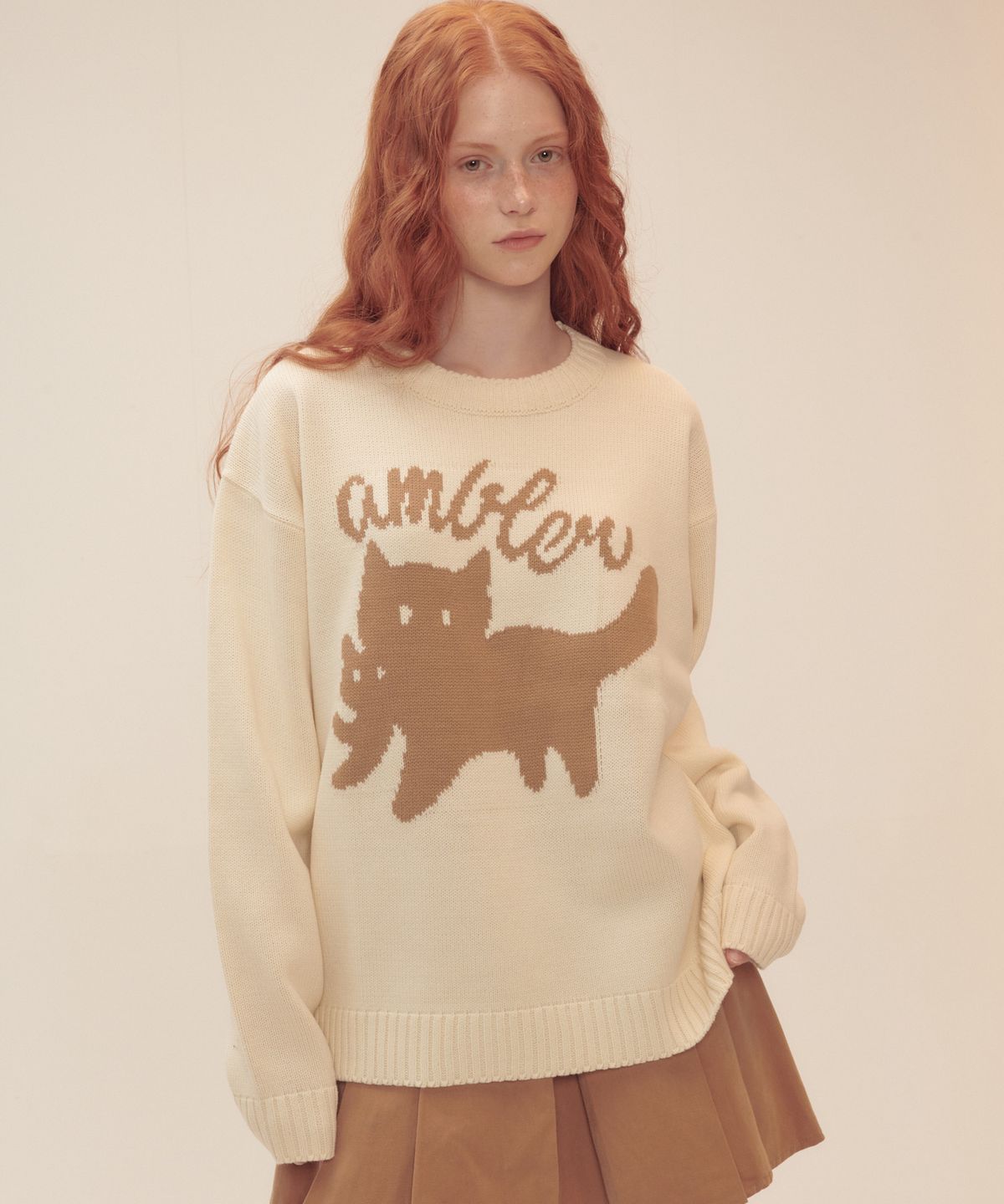 엠블러(AMBLER) Cat biting Cat 풀오버 넥 크루 스웨터 니트 AKN501 (아이보리)