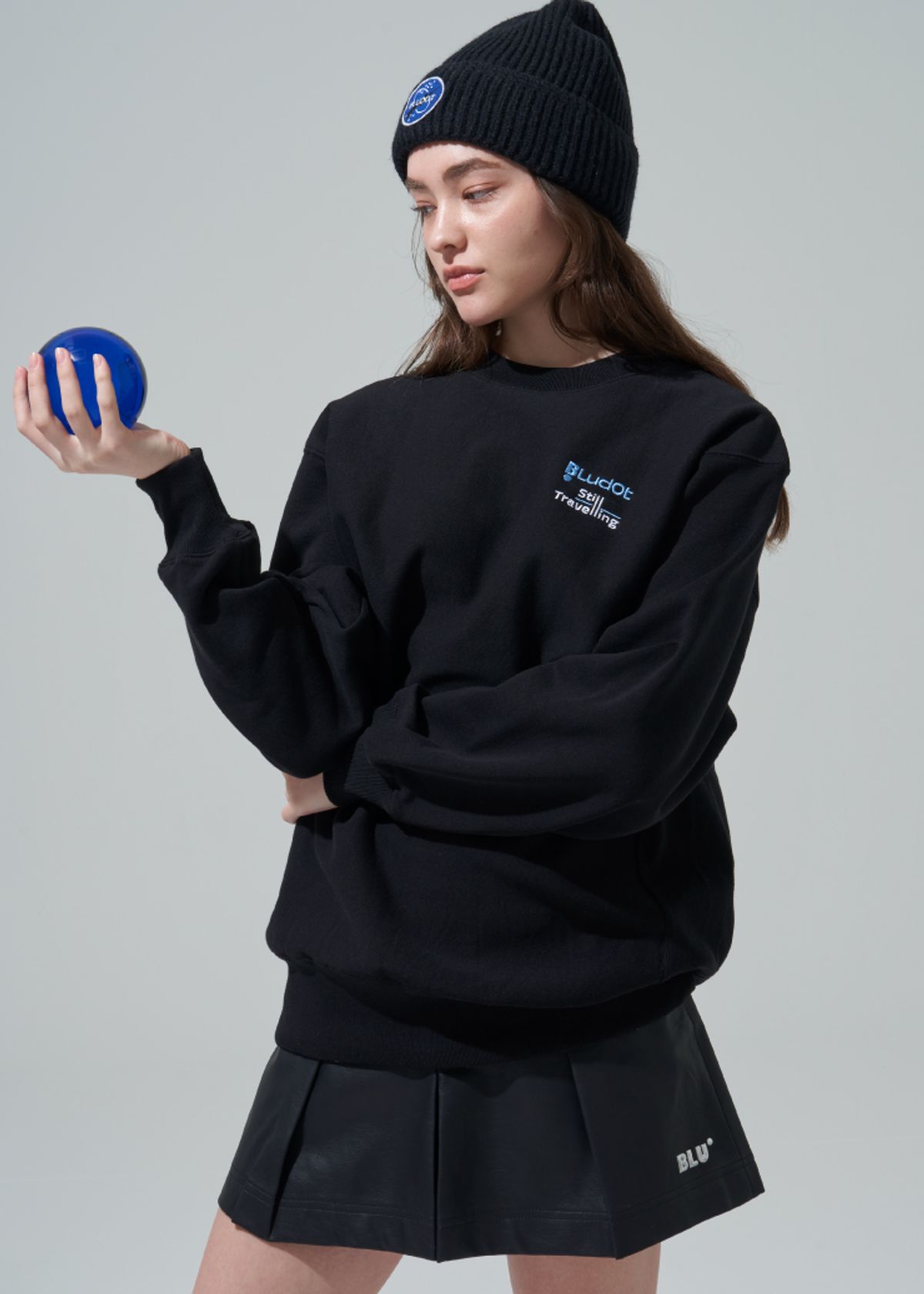 블루닷(BLUDOT) 그래픽 자수 스웻셔츠_BK